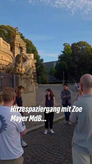 Hitzeschutz und Klimagerechtigkeit 🔥

Gemeinsam mit Dr. Zoe Mayer MdB, Dr. Anna Kaiser und Prof. Falko Sniehotta haben wir nach dem Hitzesommer über die Situation in der Mannheimer Innenstadt diskutiert. 

Wir müssen zusätzlich zum Klimaschutz viel stärker auch in die Klimaanpassung investieren. Gerade in einer Stadt wie Mannheim ist Hitzeschutz auch immer eine soziale Frage

Menschen mit höherem Einkommen nutzen eher klimatisierte Konsumorte zum Aufenthalt, sie können sich eher eine Klimaanlage oder eine gut isolierte Wohnung leisten, und wohnen meistens eher außerhalb des Stadtgebiets in Gebieten mit mehr Grün und weniger Versiegelung.

Beim Thema Versiegelung ist die Mannheimer Innenstadt deutschlandweit einsame Spitze, wir haben regelmäßig im Sommer 60° Oberflächentemperatur gemessen

Deshalb haben wir eine Petition gestartet, um den Parkplatz M4a endlich zu entsiegeln🔥 den Link dazu findet ihr im Story-Highlight

Von einer kühleren Innenstadt mit mehr Grünflächen und weniger versiegelten Plätzen würden alle profitieren. Parkplätze und Betonwüsten könnten konsumfreie, grüne Orte werden, an denen man zum Verweilen und Abkühlen eingeladen wird. 

Vielen Dank für eure Zeit💚 @zoe.gruene @unimedizinmannheim